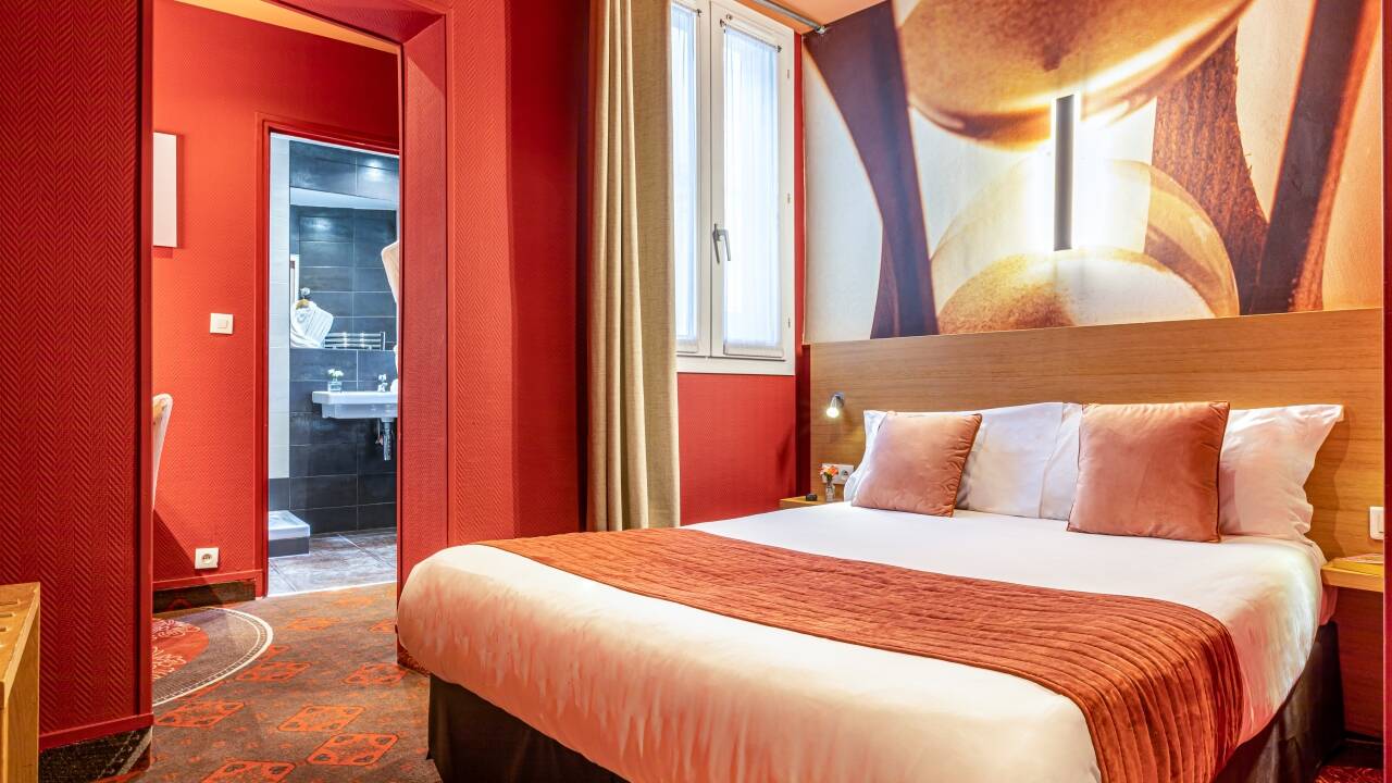 Intima rum med kvalitetsbäddning och moderna, stilrena badrum.