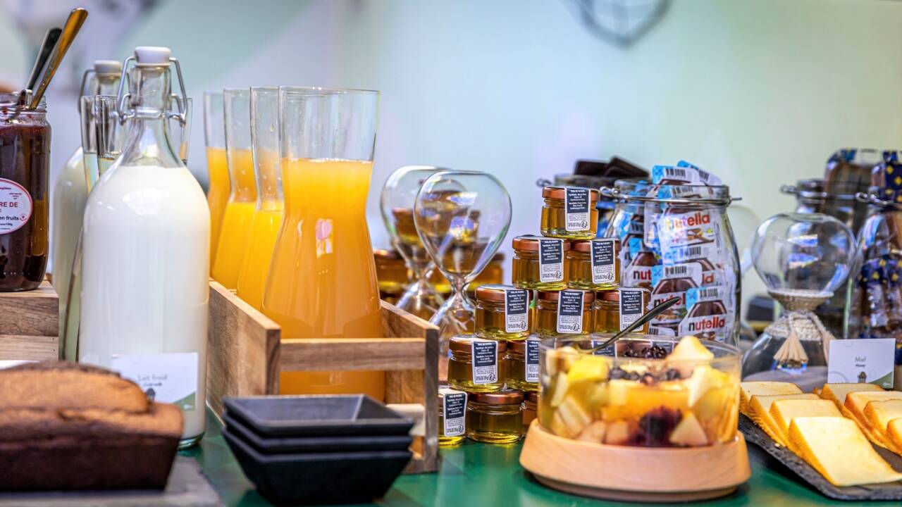 Velsmakende frokostbuffé med hjemmelagde kaker og alternativer for spesielle dietter, kan også serveres på rommet uten ekstra kostnad.