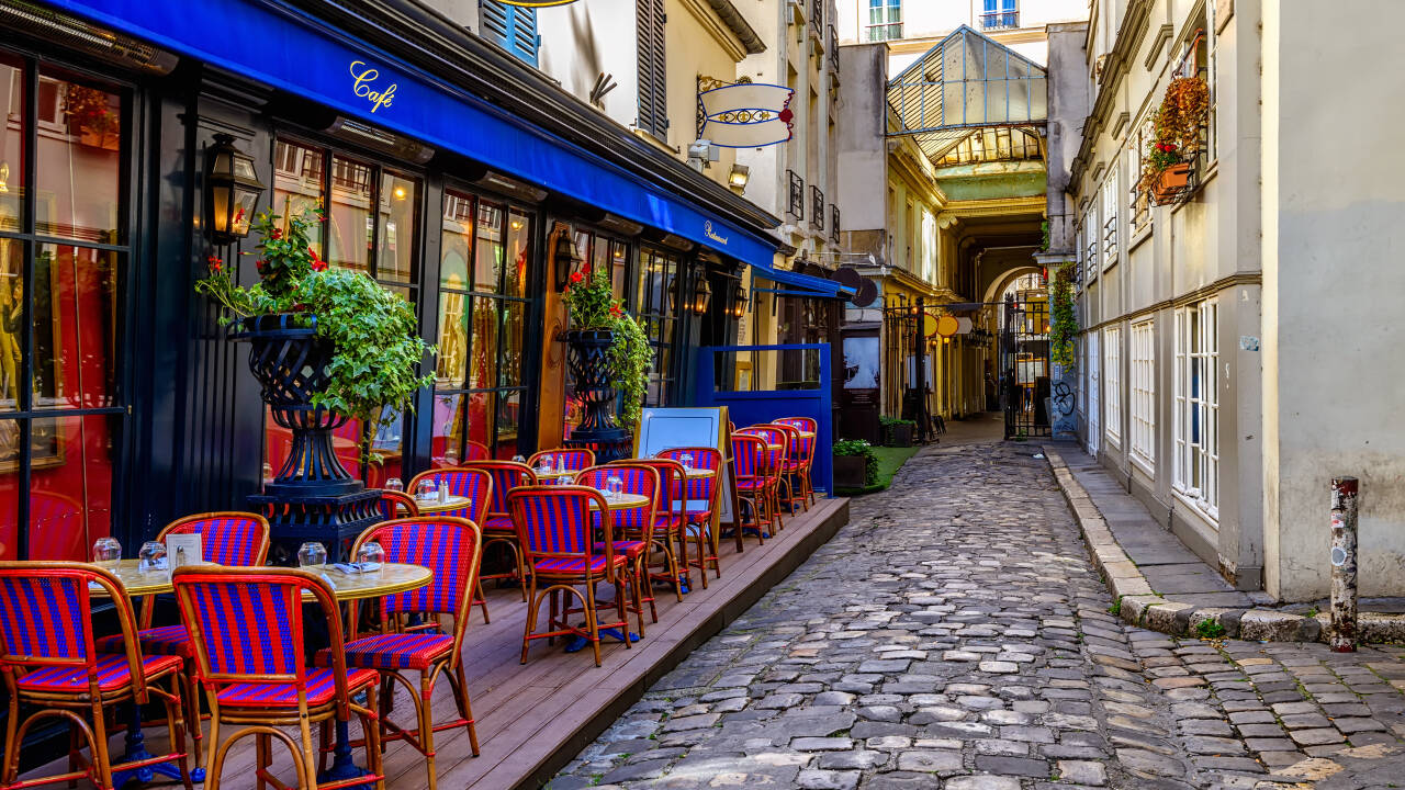 Upptäck restauranger, kaféer och butiker precis utanför hotellet.