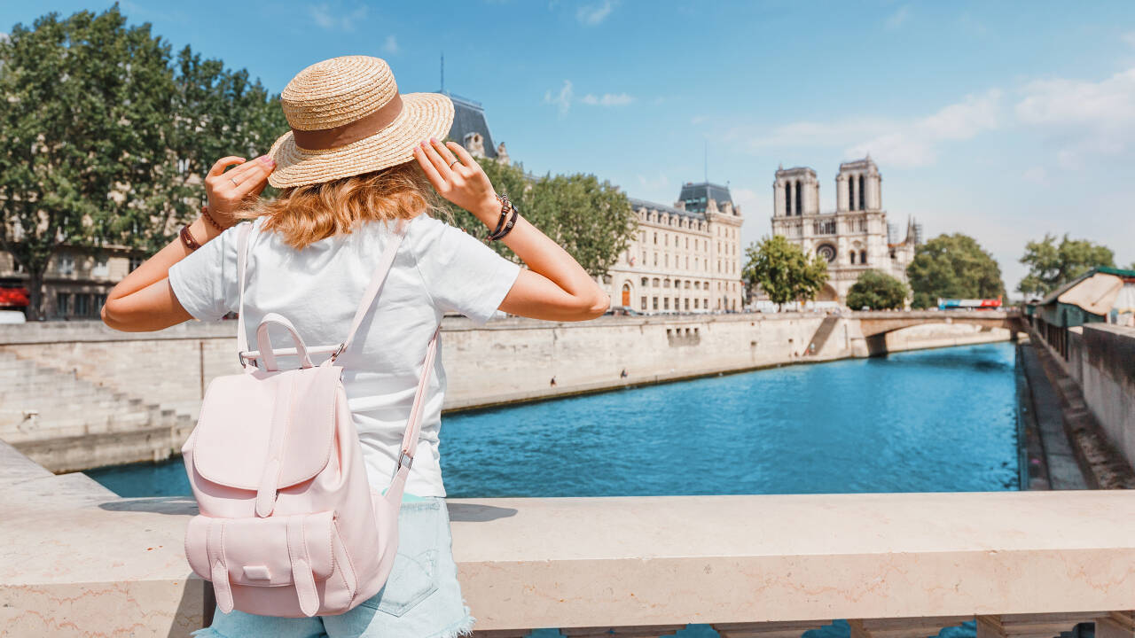 Snabb tillgång till tunnelbanelinjer och Montparnasse-stationen gör det enkelt att utforska Paris.