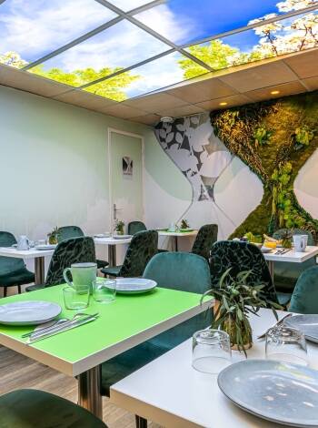 Slående timeglass-inspirert design kombinert med elegante, nyrenoverte interiører.