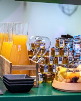 Velsmakende frokostbuffé med hjemmelagde kaker og alternativer for spesielle dietter, kan også serveres på rommet uten ekstra kostnad.