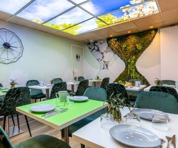 Slående timeglass-inspirert design kombinert med elegante, nyrenoverte interiører.