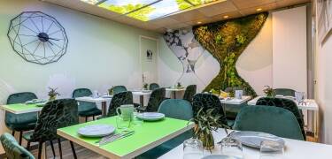 Slående timeglass-inspirert design kombinert med elegante, nyrenoverte interiører.