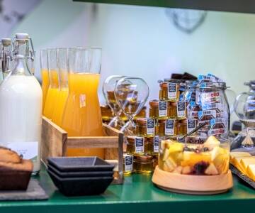 Velsmagende morgenmadsbuffet med hjemmelavede kager og særlige diætvalg, serveret på værelset uden ekstra gebyr.