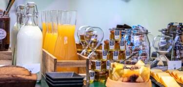 Velsmagende morgenmadsbuffet med hjemmelavede kager og særlige diætvalg, serveret på værelset uden ekstra gebyr.