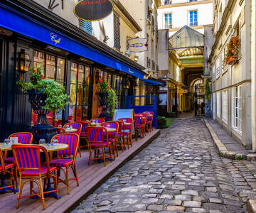Upptäck restauranger, kaféer och butiker precis utanför hotellet.