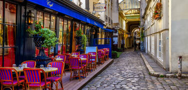 Entdecken Sie Restaurants, Cafés und Geschäfte nur wenige Schritte vom Hotel entfernt.