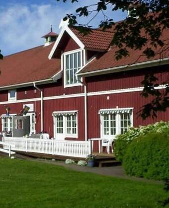 Spa For Hjo byder dig velkommen til et charmerende rødt landsted omgivet af natur.