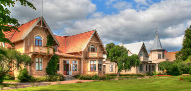 Hjos malerisches Stadtzentrum aus Holz liegt nur etwa fünf Autominuten entfernt.