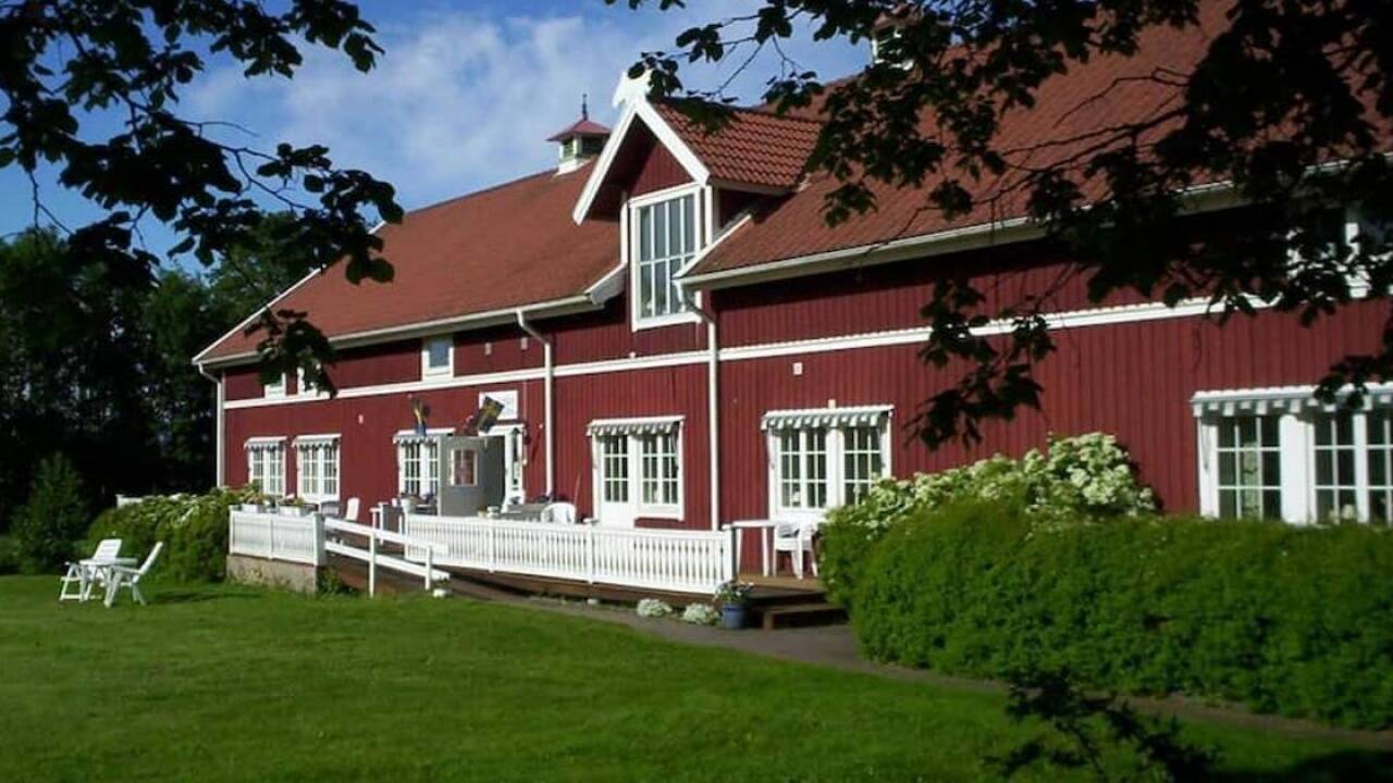 Spa For Hjo välkomnar dig till en charmig röd lantlig oas, omgiven av natur.