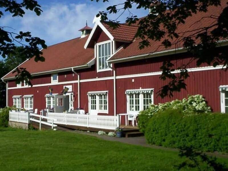 Spa For Hjo välkomnar dig till en charmig röd lantlig oas, omgiven av natur.