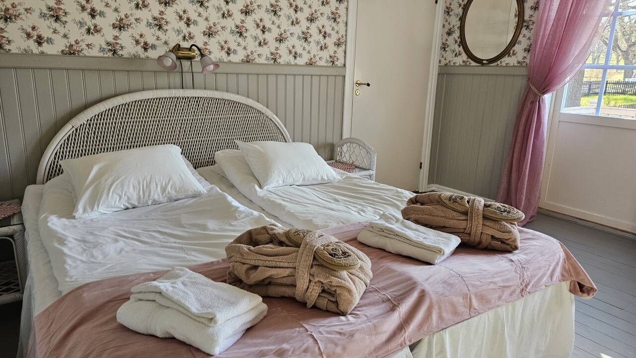 Hotellets individuellt inredda rum har en mysig stil och sin egen charm.