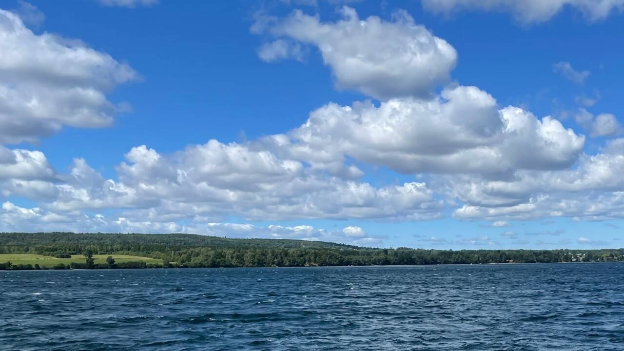 Upptäck Vättern med strandpromenader, fisketurer och ångbåtsturer.