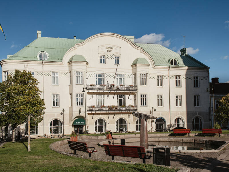 Bästa läge vid torget nära hamn och museer i Oskarshamns gamla stad.