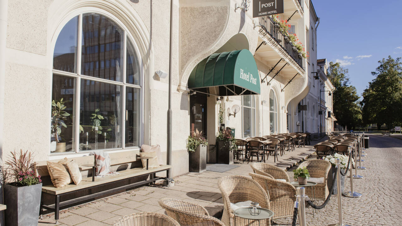 Njut av barens trevliga atmosfär. Sommartid kan du koppla av på vår härliga uteservering och ta in kvällssolen.