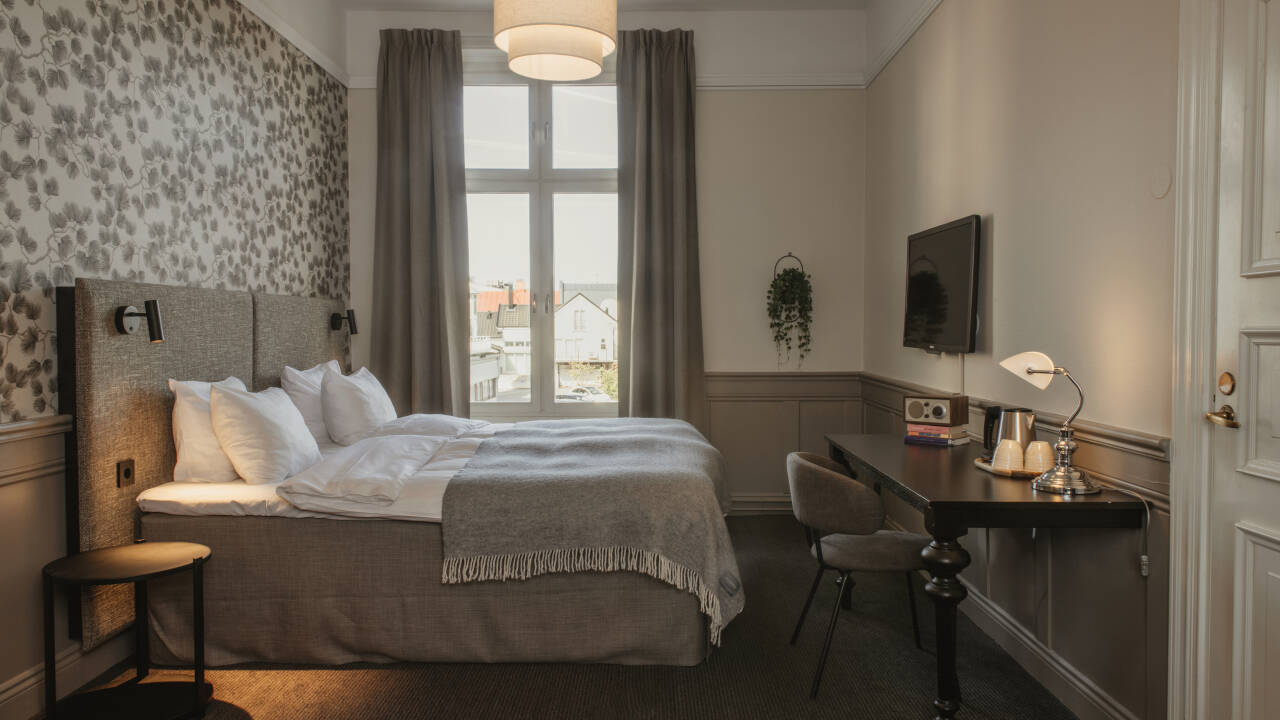 Sov godt i sjarmerende rom med høyt under taket og moderne fasiliteter.
