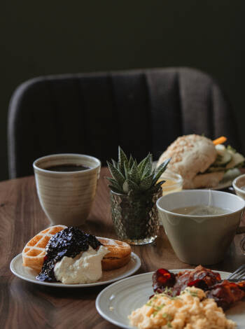 Prisvärda paket med frukost, eftermiddagsfika och härlig buffémiddag inkluderat.