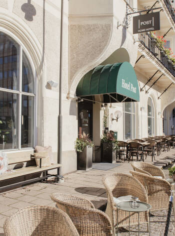 Genießen Sie die angenehme Atmosphäre unserer Bar. Im Sommer lädt die herrliche Terrasse dazu ein, die Abendsonne zu genießen.