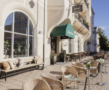 Genießen Sie die angenehme Atmosphäre unserer Bar. Im Sommer lädt die herrliche Terrasse dazu ein, die Abendsonne zu genießen.