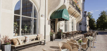 Genießen Sie die angenehme Atmosphäre unserer Bar. Im Sommer lädt die herrliche Terrasse dazu ein, die Abendsonne zu genießen.