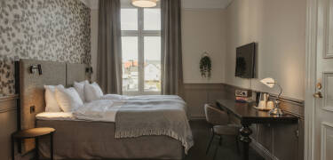 Sov godt i sjarmerende rom med høyt under taket og moderne fasiliteter.