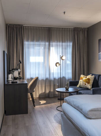 Slappna av i ljusa, moderna rum som är designade för en bekväm och vilsam vistelse.