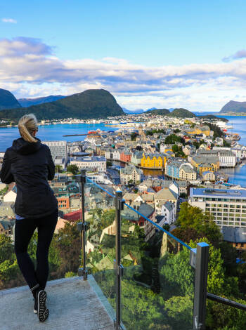 Missa inte de fantastiska panoramautsikterna över Ålesund och öarna från den berömda utsiktspunkten Aksla.