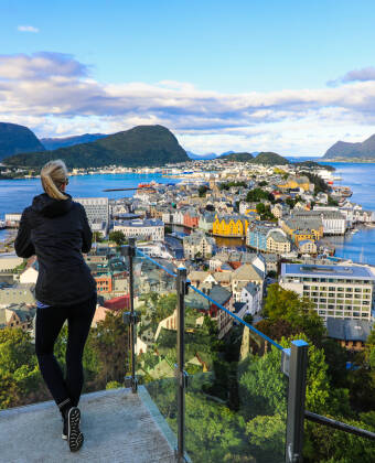 Missa inte de fantastiska panoramautsikterna över Ålesund och öarna från den berömda utsiktspunkten Aksla.