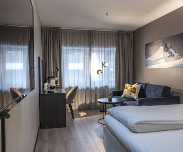 Slapp av i lyse, moderne rom designet for et behagelig opphold.