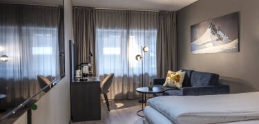 Slapp av i lyse, moderne rom designet for et behagelig opphold.