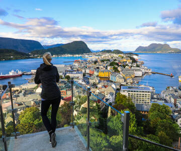 Missa inte de fantastiska panoramautsikterna över Ålesund och öarna från den berömda utsiktspunkten Aksla.