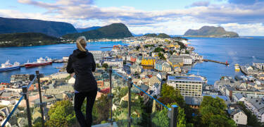 Verpassen Sie nicht die spektakulären Panoramablicke über Ålesund und die umliegenden Inseln vom berühmten Aussichtspunkt Aksla.