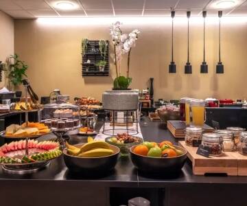 Beginnen Sie Ihren Tag mit einem preisgekrönten Thunfisch-Frühstücksbuffet mit frischen und köstlichen Speisen.