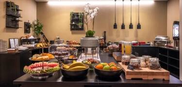 Beginnen Sie Ihren Tag mit einem preisgekrönten Thunfisch-Frühstücksbuffet mit frischen und köstlichen Speisen.