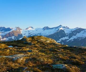 Entdecken Sie dramatische Landschaften mit einfachem Zugang zu den nahe gelegenen Inseln und den spektakulären Sunnmøre-Alpen – ideal für Outdoor-Abenteuer.