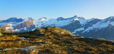 Entdecken Sie dramatische Landschaften mit einfachem Zugang zu den nahe gelegenen Inseln und den spektakulären Sunnmøre-Alpen – ideal für Outdoor-Abenteuer.