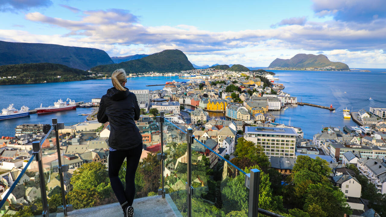 Missa inte de fantastiska panoramautsikterna över Ålesund och öarna från den berömda utsiktspunkten Aksla.