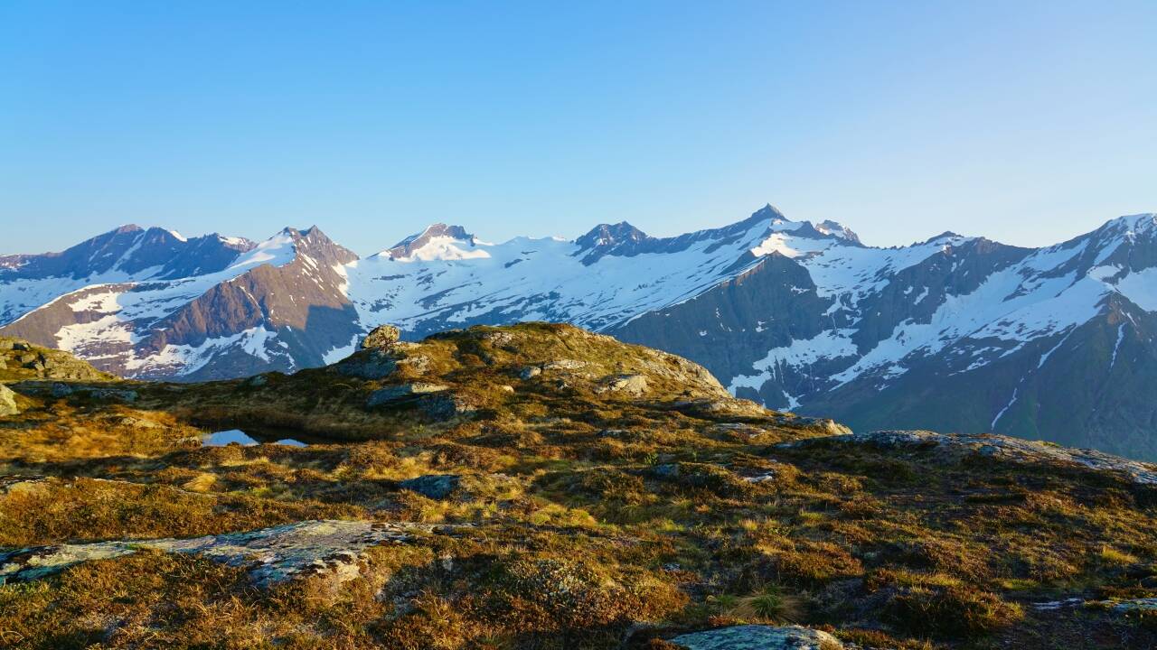Entdecken Sie dramatische Landschaften mit einfachem Zugang zu den nahe gelegenen Inseln und den spektakulären Sunnmøre-Alpen – ideal für Outdoor-Abenteuer.