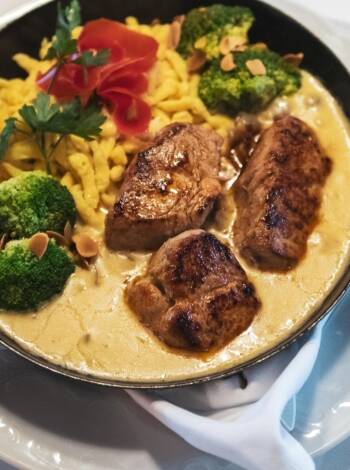 Upptäck regionens smaker med rätter gjorda på färska, lokala råvaror.