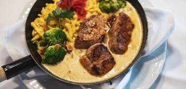 Upptäck regionens smaker med rätter gjorda på färska, lokala råvaror.