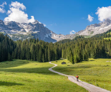 Genießen Sie Ihren Sommerurlaub im Montafon, wo Alpenlandschaften, frische Bergluft und abwechslungsreiche Aktivitäten für eine fantastische Auszeit sorgen.