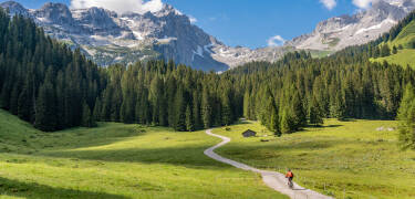 Genießen Sie Ihren Sommerurlaub im Montafon, wo Alpenlandschaften, frische Bergluft und abwechslungsreiche Aktivitäten für eine fantastische Auszeit sorgen.
