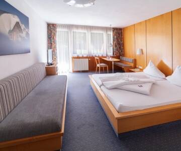 Gemütliche Zimmer bieten eine warme Atmosphäre und komfortable Ausstattung.