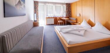 Gemütliche Zimmer bieten eine warme Atmosphäre und komfortable Ausstattung.