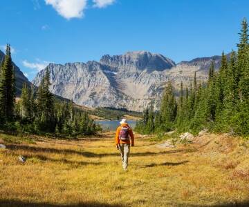 Mehr als 500 Kilometer markierte Wanderwege führen Sie durch Berge, Wälder und Täler.