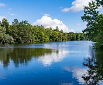 Der Bärensee am Sonnenkopf lädt zu kristallklarem Wasser, umliegenden Wanderwegen und herrlicher Alpenkulisse ein.