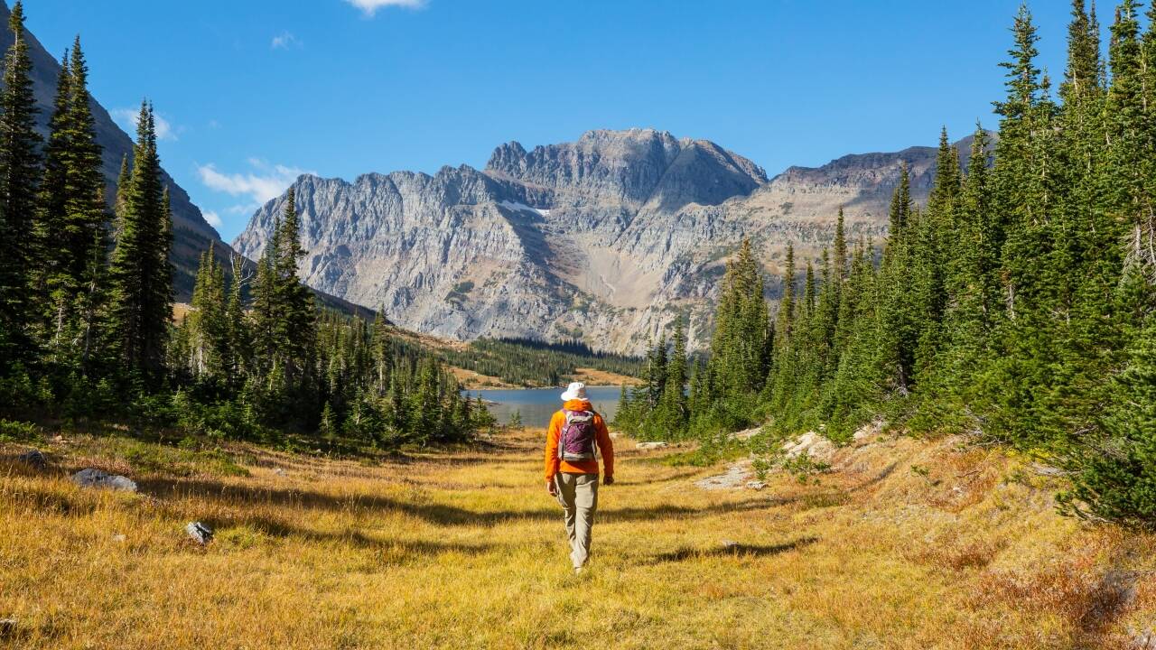 Mehr als 500 Kilometer markierte Wanderwege führen Sie durch Berge, Wälder und Täler.