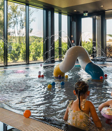 Pooler, haver og legerum gør dette hotel velegnet til unge gæster.