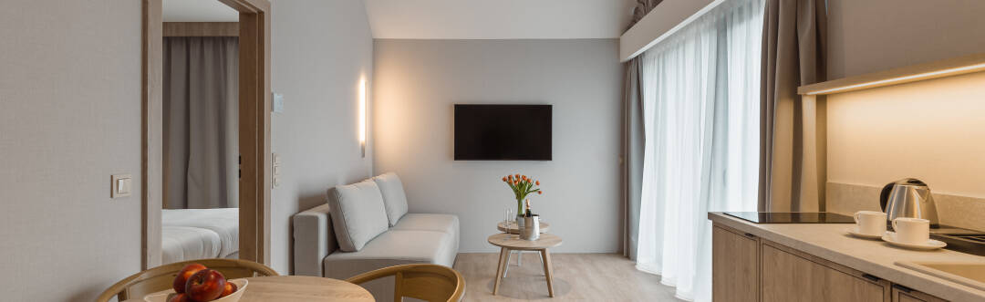 Boka ett av de vackra rummen med designmöbler, bekväma sängar och luftkonditionering.